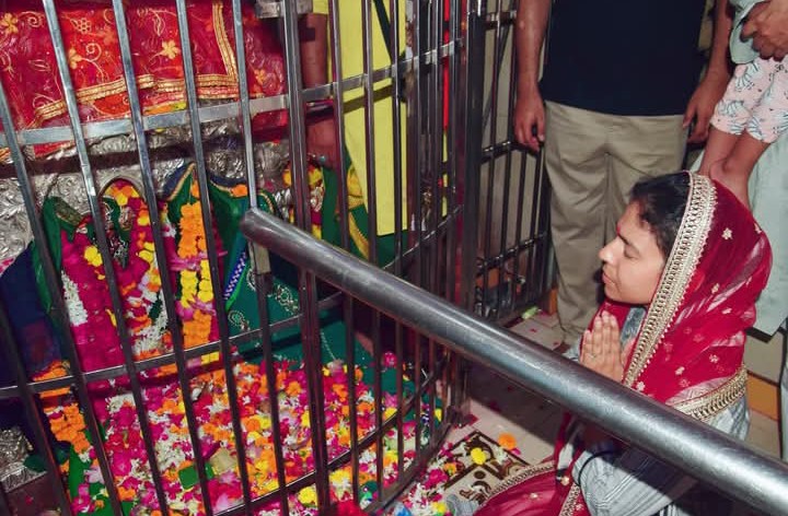 लखीमपुर खीरी : डीएम ने मां संकटा के दिव्य दर्शन कर की पूजा अर्चना, सुरक्षा व्यवस्था का लिया जायजा