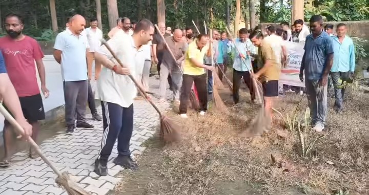 लखीमपुर खीरी : गोला विधायक ने सेवा पखवाड़ा के अंतर्गत वन चेतना पार्क में स्वच्छता अभियान चलाकर किया वृक्षारोपण