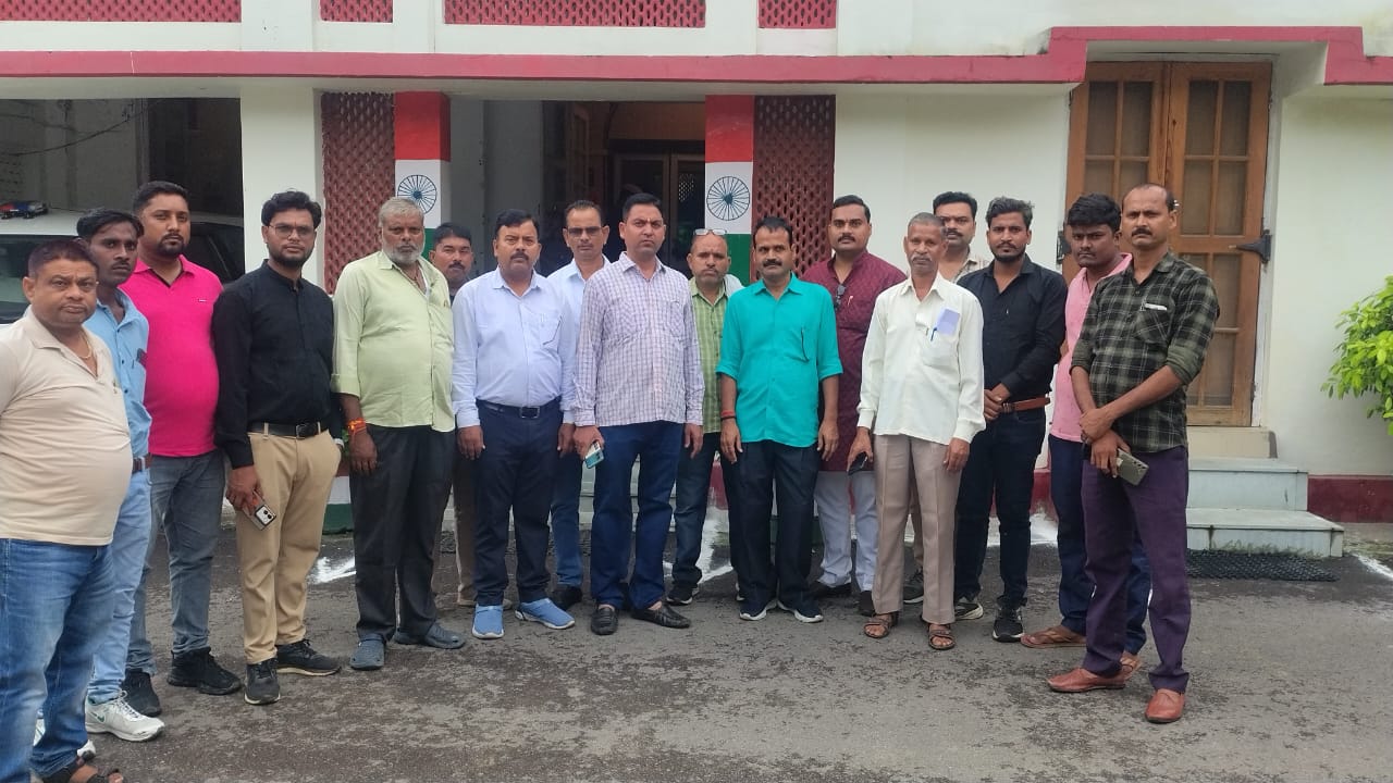 सीतापुर: ग्रामीण पत्रकार एशोसिएशन के पत्रकारों की समस्याओं को लेकर जिलाधिकारी को दिया गया ज्ञापन