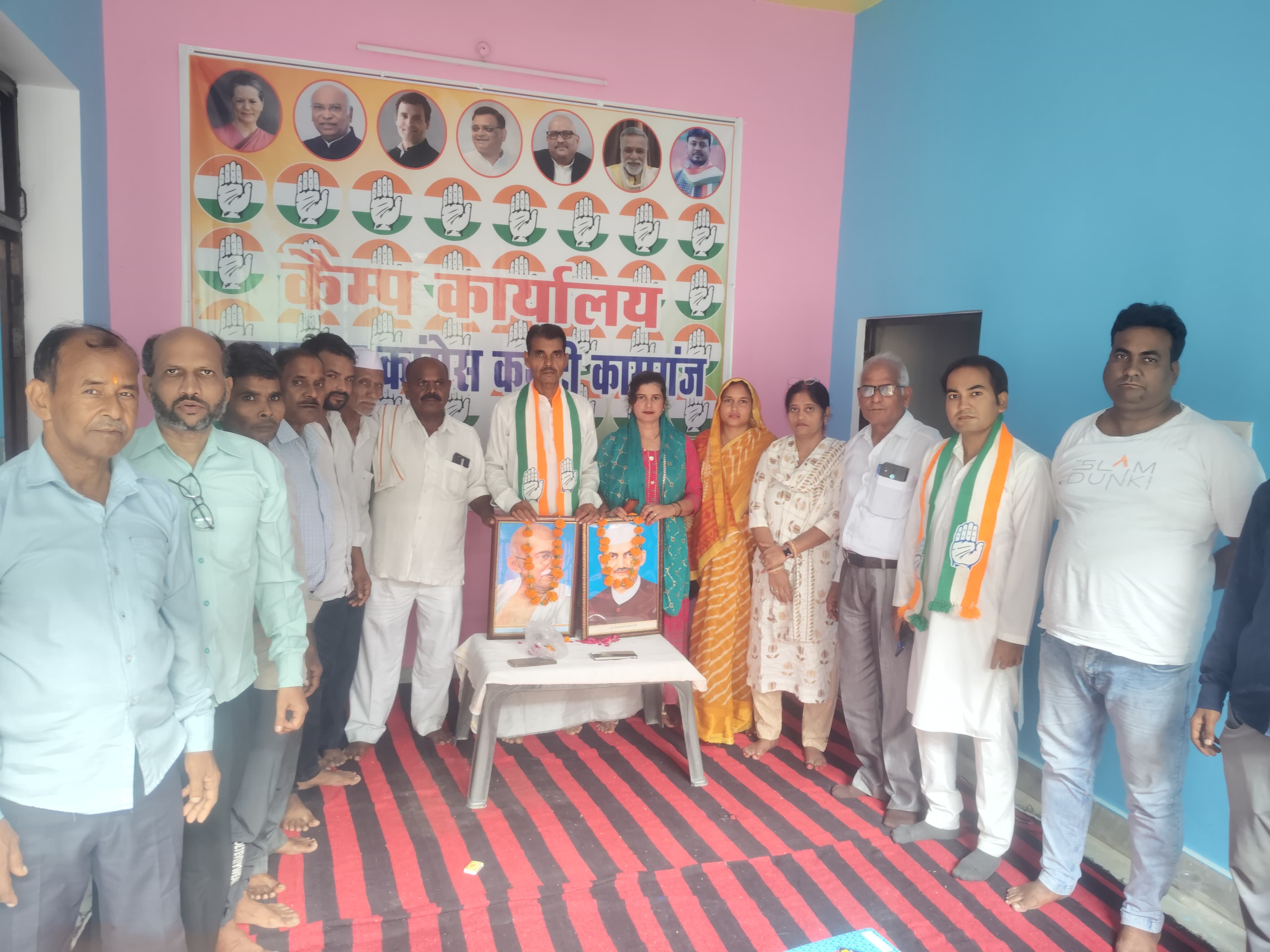 कासगंज : भारत के राष्ट्रपिता महात्मा गांधी जी लाल बहादुर शास्त्री जी की जन्म जयंती शहर कांग्रेस कमेटी के कैंप कार्यालय चंदननगर पर मनाई गई