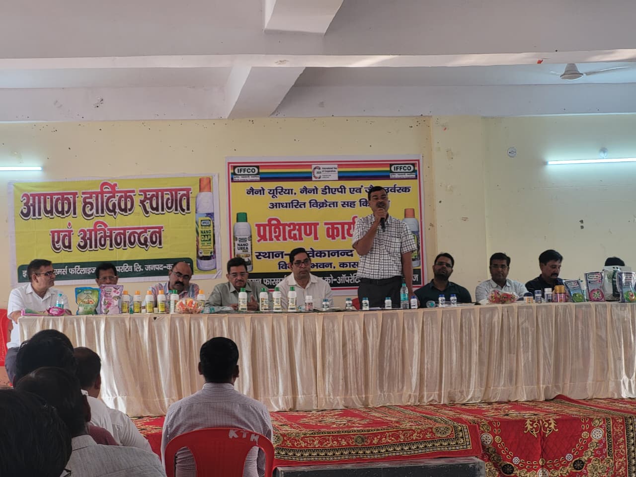 कासगंज:उर्वरक विक्रेताओं एवं किसानों को दिया नैनो उर्वरकों का प्रशिक्षण