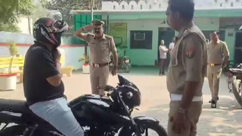 बागपत:थाने में आकर रुकी बाइक, हेलमेट उतारते ही सन्न रह गए पुलिसकर्मी जब इंस्पेक्टर ने कुर्सी छोड़ किया सैल्यूट।