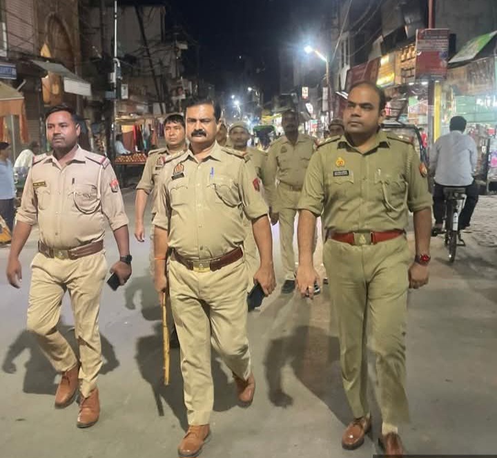 फर्रुखाबाद:पुलिस अधीक्षक के निर्देशन में पुलिस ने किया फ्लैग मार्च