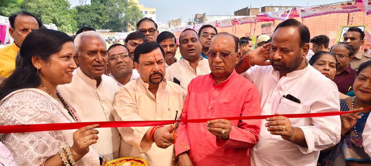 फर्रुखाबाद:बढ़पुर में आयोजित यू.पी. ट्रेड शो – स्वदेशी मेला 2025 का विधिवत शुभारंभ