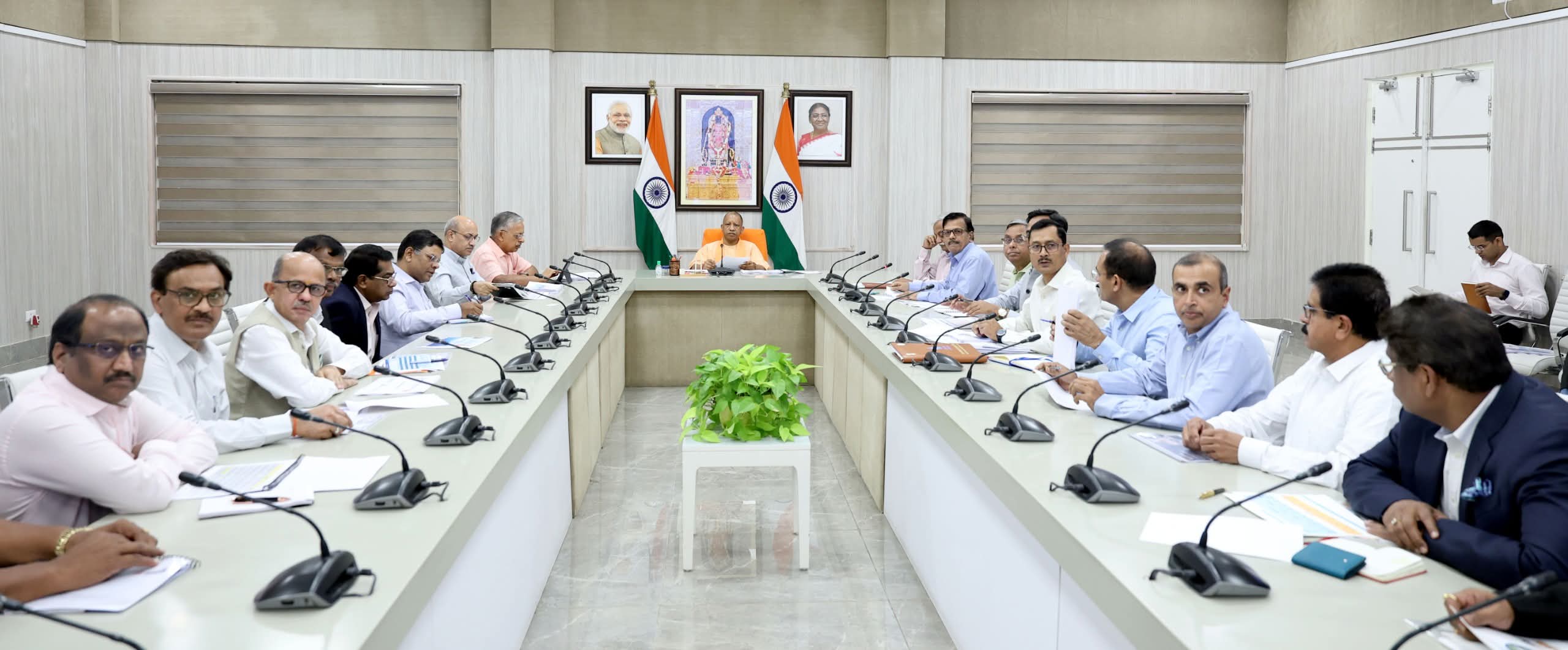 लखनऊ:मुख्यमंत्री योगी आदित्यनाथ ने ‘जल जीवन मिशन-हर घर नल योजना’ की समीक्षा बैठक में दिए कड़े निर्देश।