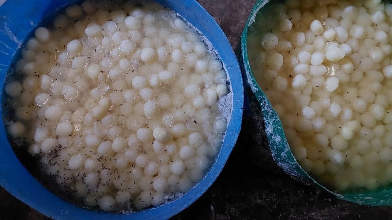 फर्रुखाबाद में खाद विभाग की छापेमारी से मचा हड़कंप, खराब मिठाई बरामद, मौके पर कराया नष्ट