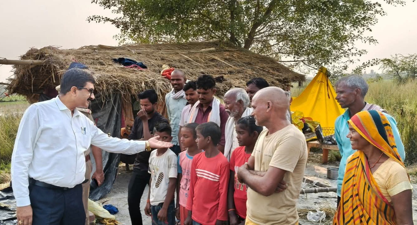 फर्रुखाबाद:डीएम आशुतोष कुमार द्विवेदी ने बाढ़ प्रभावितों के बीच मनाई दीपावली, राहत सामग्री व उपहार वितरित किए