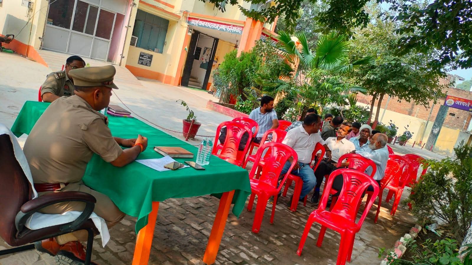 फर्रुखाबाद: आदर्श थाना मऊदरवाजा में थाना समाधान दिवस पर फरियादियों की समस्याएं सुनी गईं