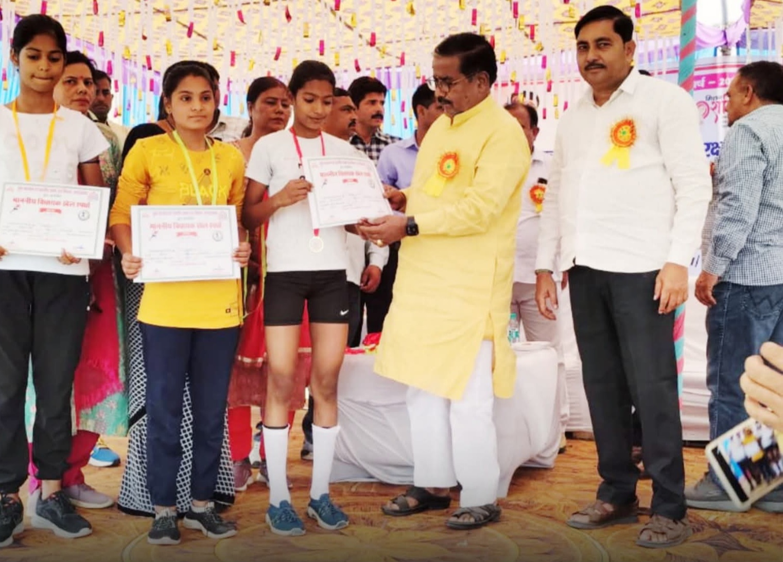 फर्रुखाबाद की बेटी रौनक शाक्य ने फिर किया कमाल- 100 मीटर दौड़ में जीता स्वर्ण पदक।