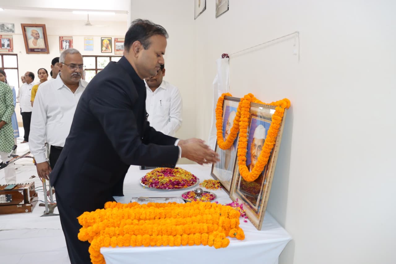 आजमगढ़:राष्ट्रपिता महात्मा गांधी एवं लाल बहादुर शास्त्री जी की जयंती के अवसर पर जिलाधिकारी ने किया झंडारोहण