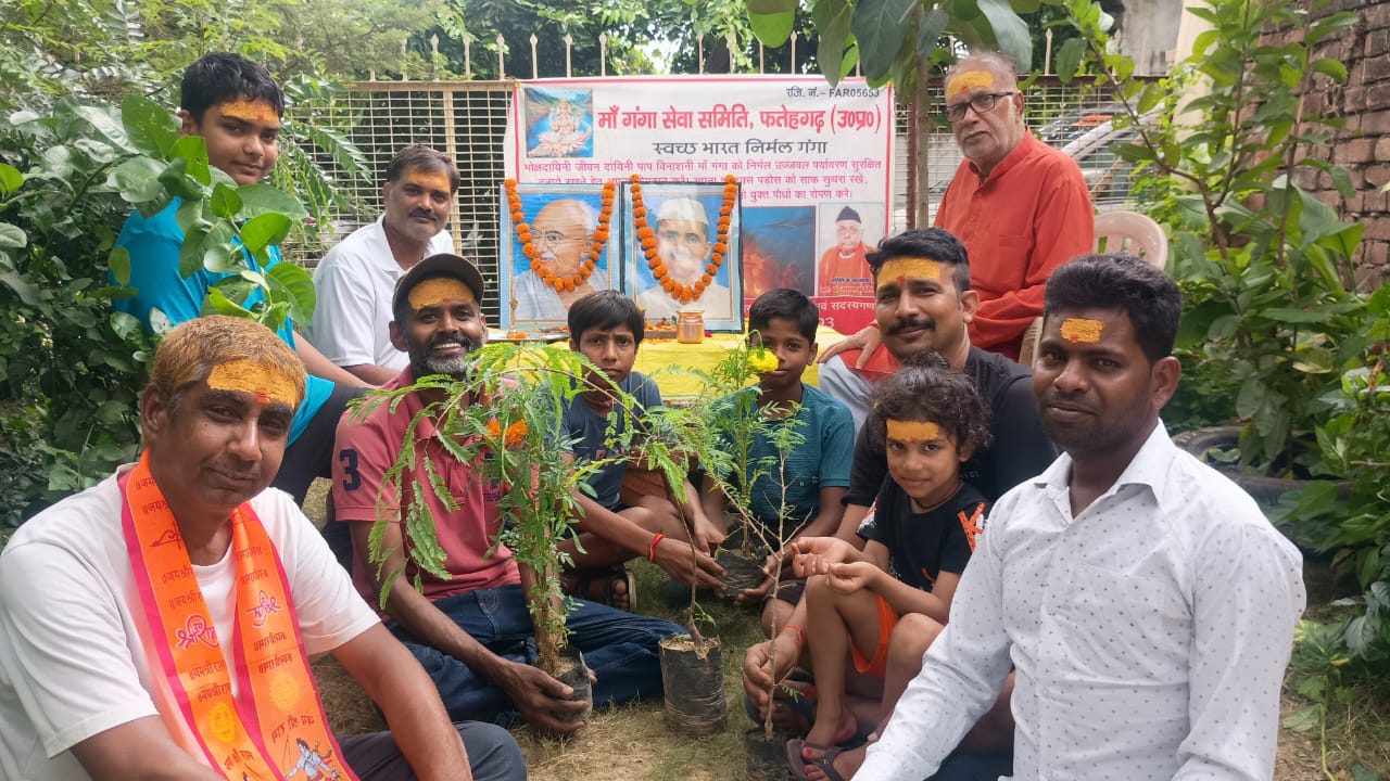 फर्रुखाबाद:मां गंगा सेवा समिति ने गांधी-शास्त्री जयंती एवं विजयदशमी पर किया वृक्षारोपण