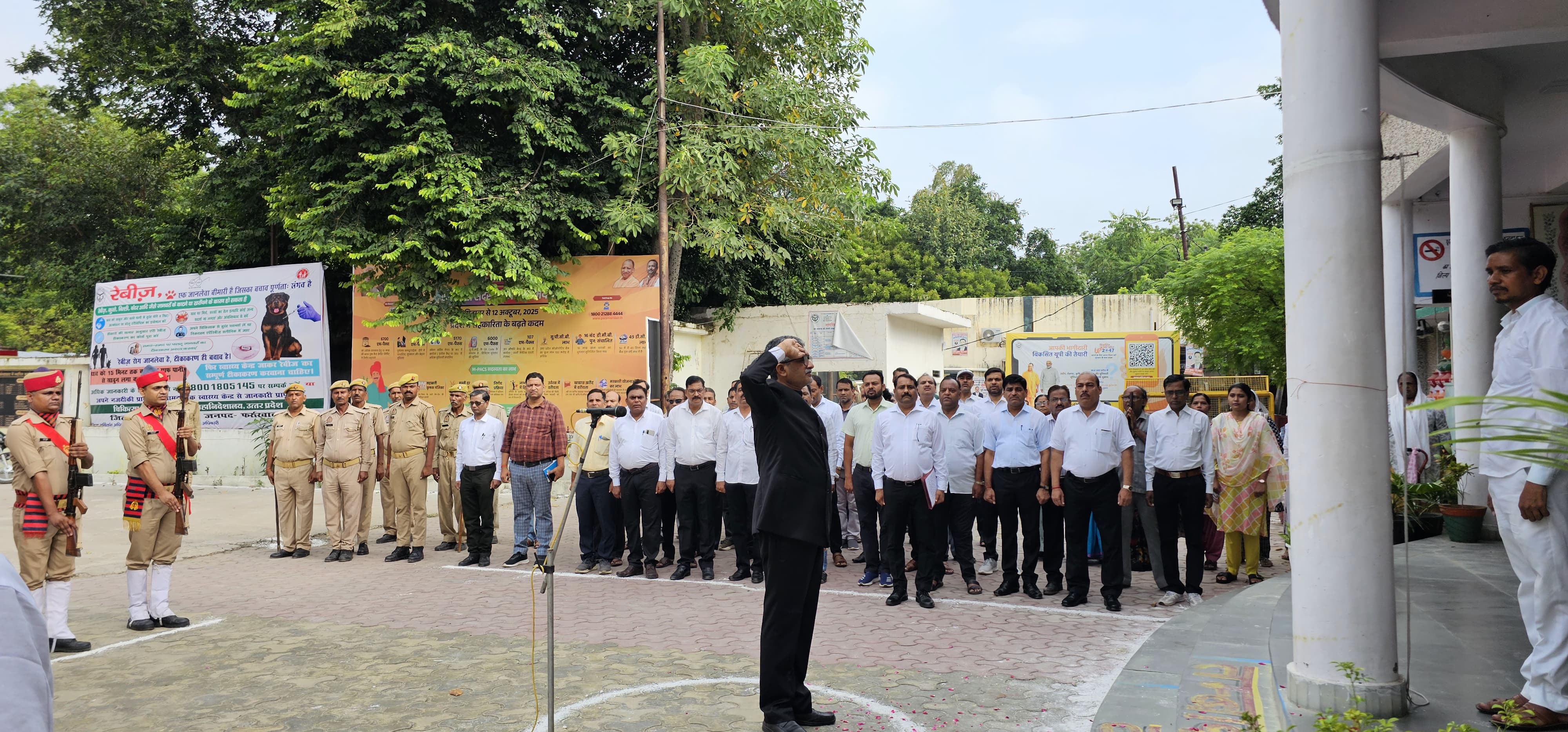 फर्रुखाबाद में गांधी जयंती पर कलेक्ट्रेट में ध्वजारोहण व विचार गोष्ठी आयोजित