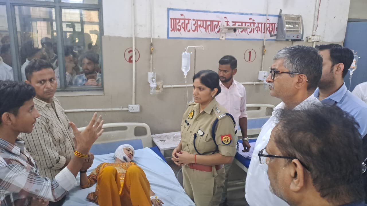 फर्रुखाबाद:कोचिंग सेंटर ब्लास्ट मामले में डीएम और एसपी ने किया घटनास्थल का निरीक्षण, घायलों से मिले जिला अस्पताल में