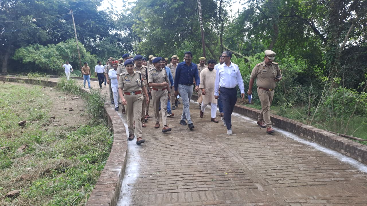 फर्रुखाबाद:संकिसा बौद्ध महोत्सव को लेकर सुरक्षा व्यवस्था का जायजा, मंडलायुक्त व डीआईजी ने की समीक्षा