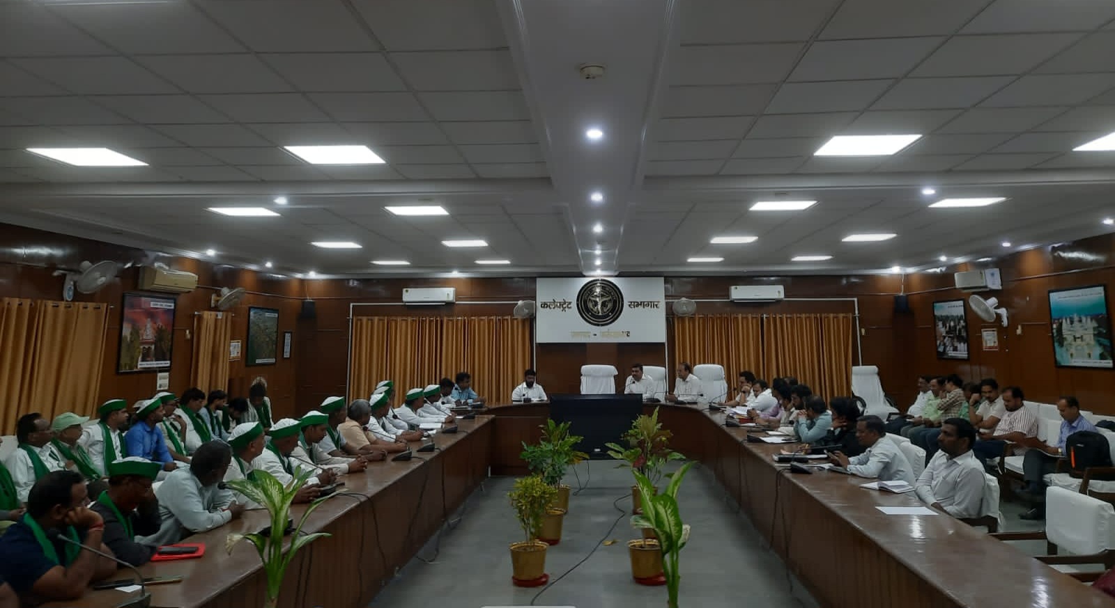 फर्रुखाबाद में लिंक एक्सप्रेसवे भूमि अधिग्रहण को लेकर बैठक सम्पन्न, किसानों ने जताई असंतोष, बढ़े मुआवजे की मांग