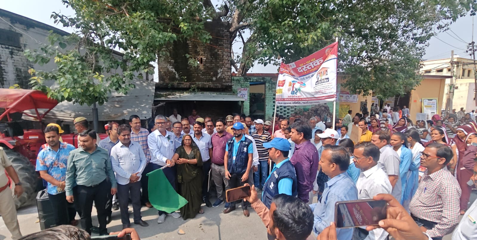 फर्रुखाबाद: DM ने किया संचारी रोग नियंत्रण अभियान का शुभारंभ, जनजागरूकता रैली को दिखाई हरी झंडी