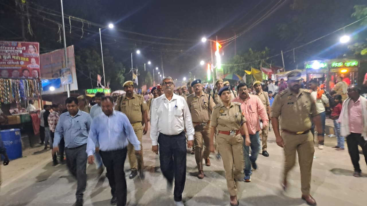 फर्रुखाबाद:संकिसा बौद्ध महोत्सव में जिलाधिकारी व पुलिस अधीक्षक ने किया पैदल निरीक्षण, दिए आवश्यक दिशा-निर्देश