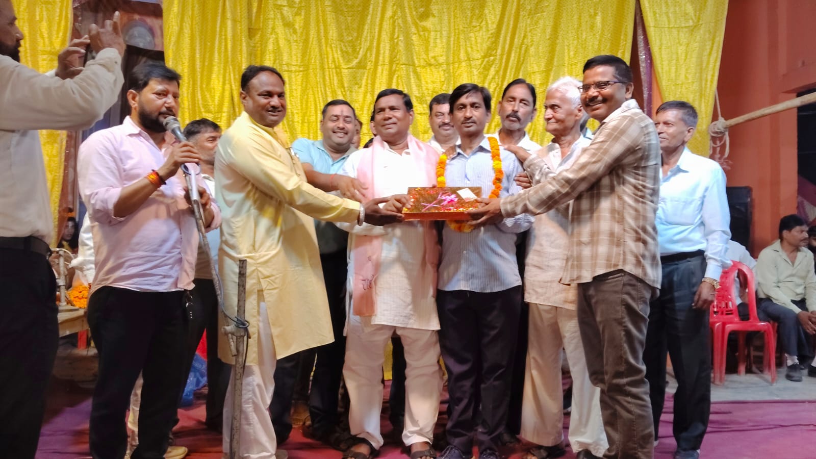बरेली : रामलीला मेले का हुआ समापन, विधायक एवं मेला कमेटी द्वारा कलाकारों, पत्रकारों और दुकानदारों को किया सम्मानित।