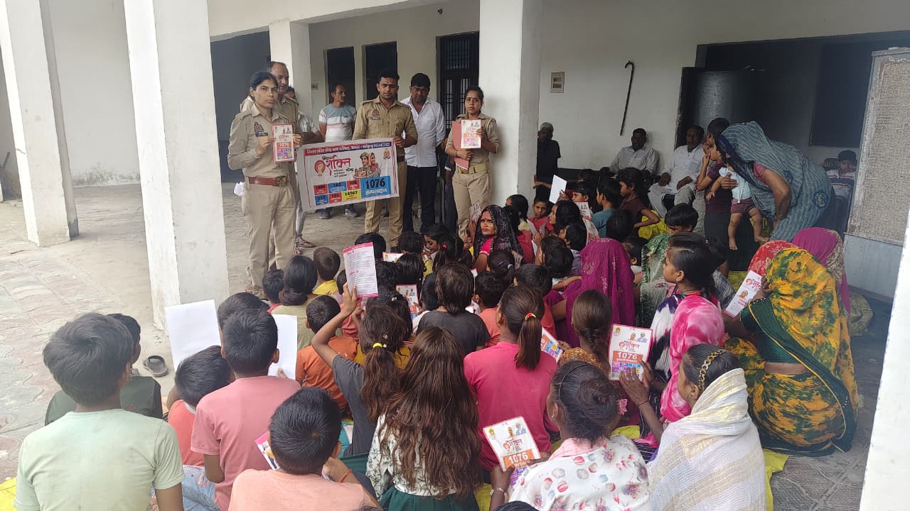 फर्रुखाबाद:थाना कम्पिल की एंटी रोमियो टीम ने मिशन शक्ति अभियान फेस 5.0 के तहत महिलाओं और बालिकाओं को किया जागरूक