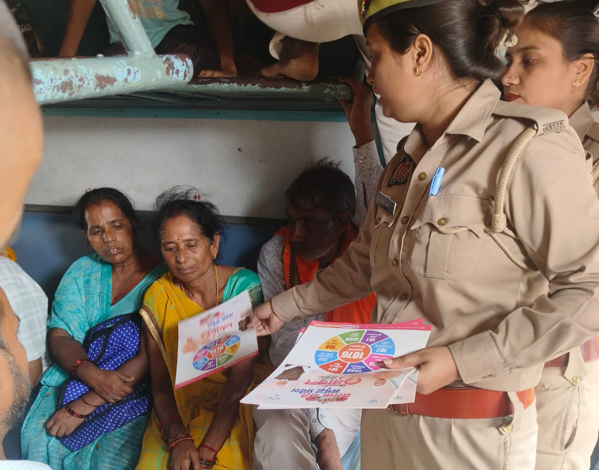 फर्रुखाबाद: मिशन शक्ति अभियान के तहत एंटी रोमियो टीम ने ट्रेन में चलकर यात्रियों को किया जागरूक