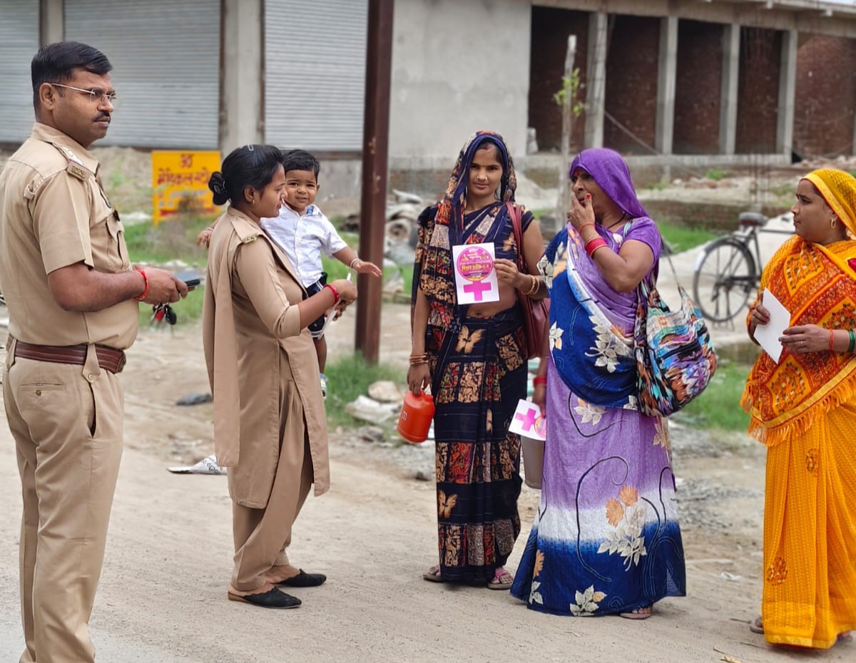 फर्रुखाबाद:एंटी रोमियो टीम ने मिशन शक्ति अभियान के तहत महिलाओं और बालिकाओं को किया जागरूक।