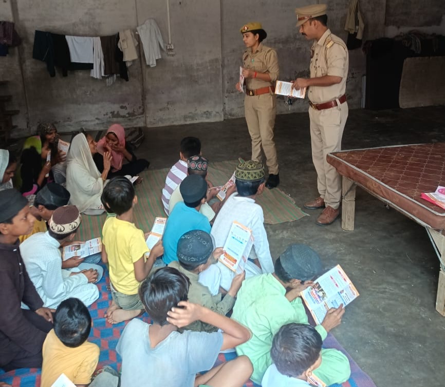 फर्रुखाबाद:मिशन शक्ति अभियान के तहत मदरसे में मुस्लिम महिलाओं और बालिकाओं को किया गया जागरूक।