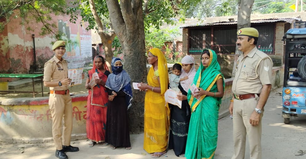 फर्रुखाबाद:मिशन शक्ति अभियान के तहत महिला सुरक्षा विशेष दल द्वारा किया गया जागरूकता कार्यक्रम