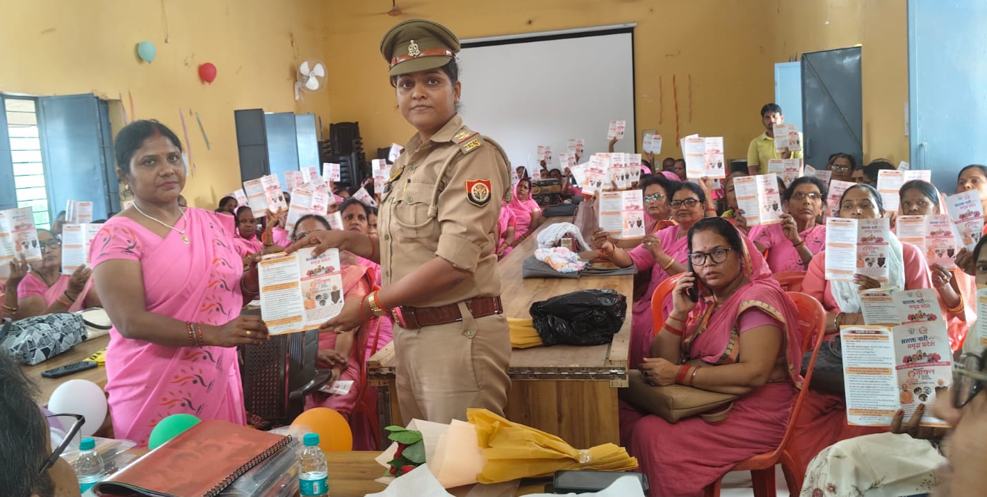 फर्रुखाबाद:महिला थाना ने मिशन शक्ति फेस 5.0 के तहत आंगनवाड़ी महिलाओं को हेल्पलाइन सेवाओं की जानकारी दी