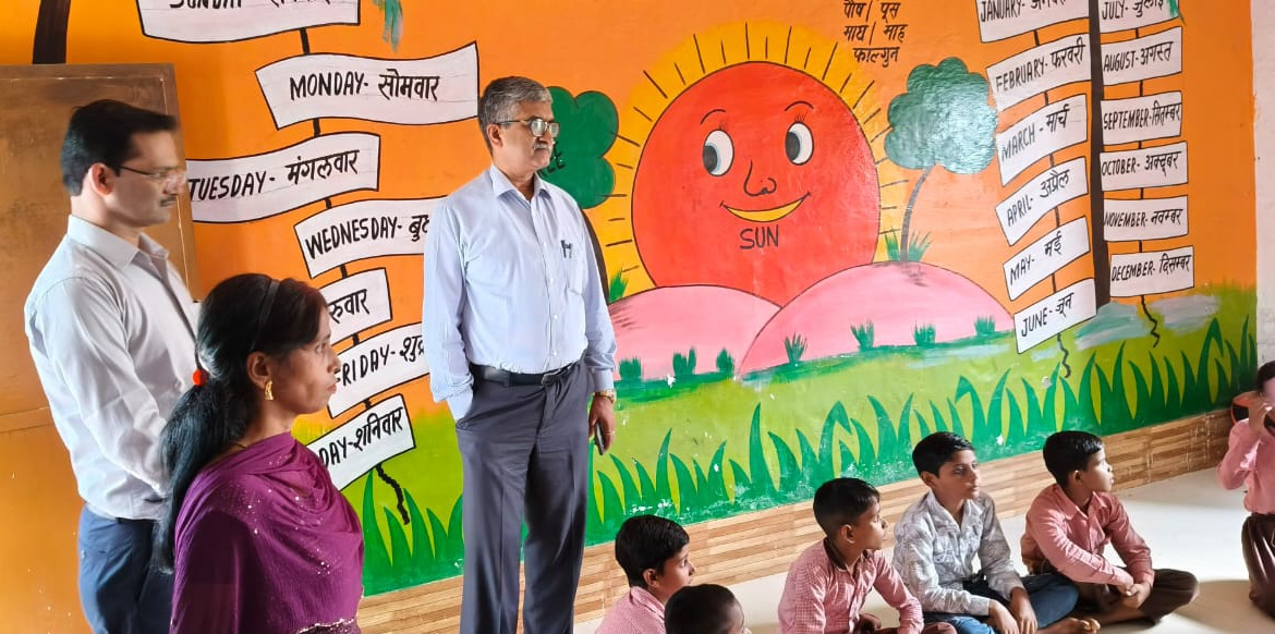 फर्रुखाबाद:डीएम आशुतोष कुमार द्विवेदी ने किया विद्यालयों का निरीक्षण, व्यवस्थाओं में सुधार के दिए निर्देश