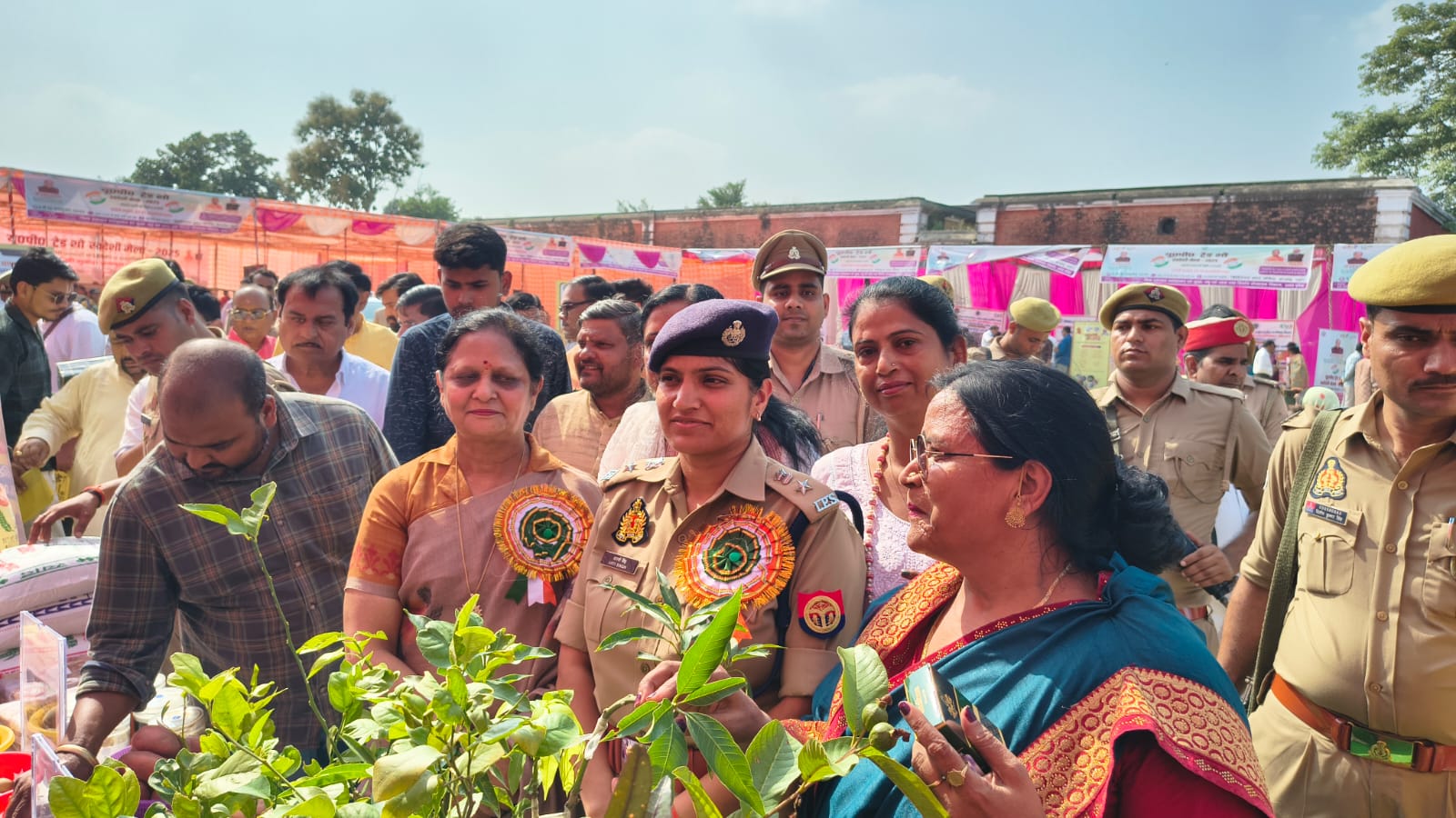 फर्रुखाबाद: क्रिश्चियन ग्राउंड में मिशन शक्ति 5.0 के अंतर्गत मेले में 'सुरक्षा स्टॉल' भी स्थापित किए गए।