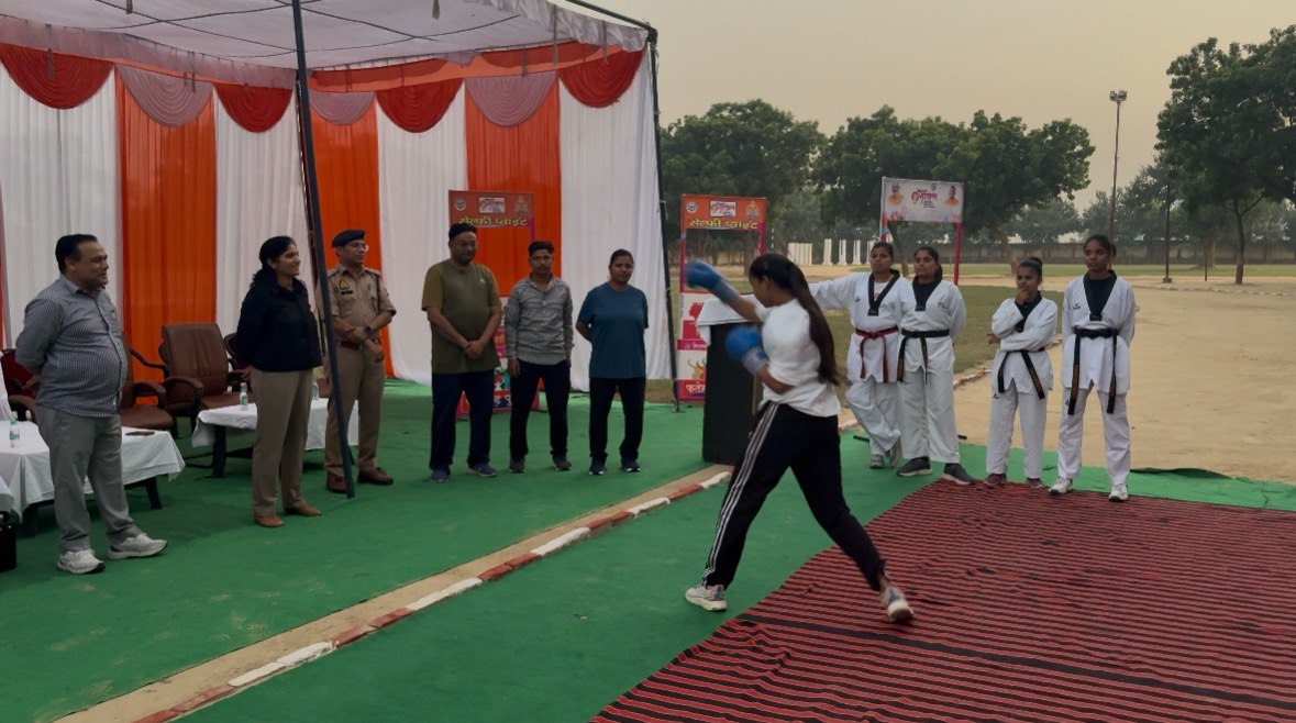 फर्रुखाबाद:पुलिस लाइन में मिशन शक्ति 5.0 के तहत बालिकाओं को आत्मरक्षा का प्रशिक्षण
