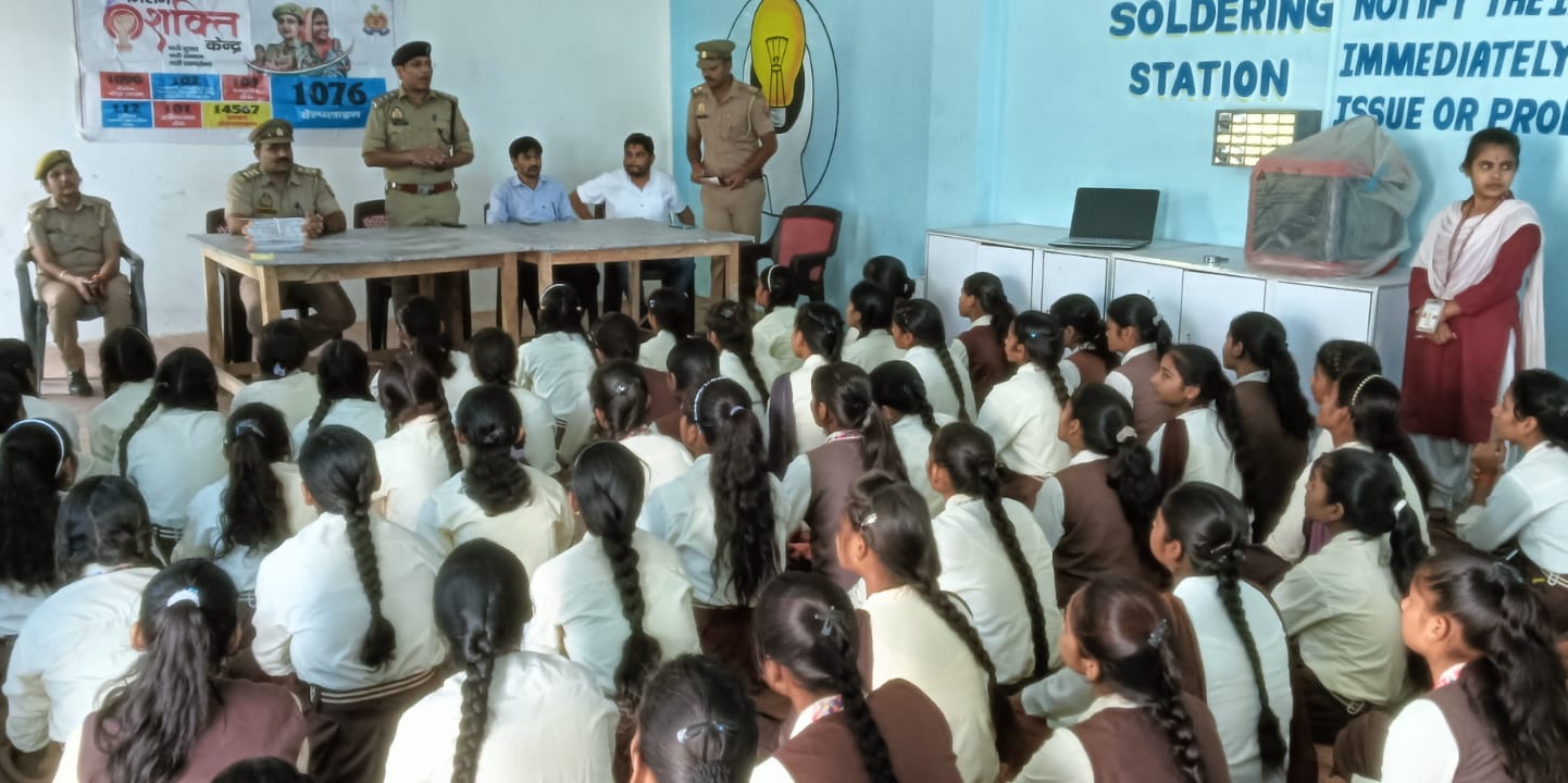 फर्रुखाबाद:मिशन शक्ति के तहत छात्राओं को किया गया जागरूक,क्षेत्राधिकारी व प्रभारी निरीक्षक ने दी सुरक्षा संबंधी जानकारी।