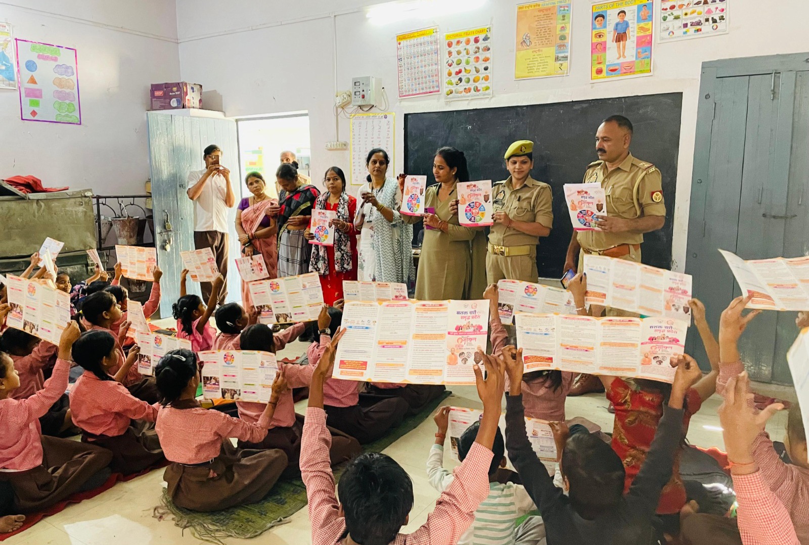फर्रुखाबाद:थाना मऊदरवाजा पुलिस ने शांति निकेतन जूनियर हाई स्कूल में छात्राओं को किया जागरूक।