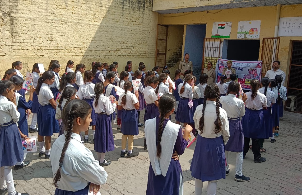 फर्रुखाबाद:थाना कादरी गेट पुलिस ने सिविलियन विद्यालय लिंजीगंज में छात्राओं को किया जागरूक।