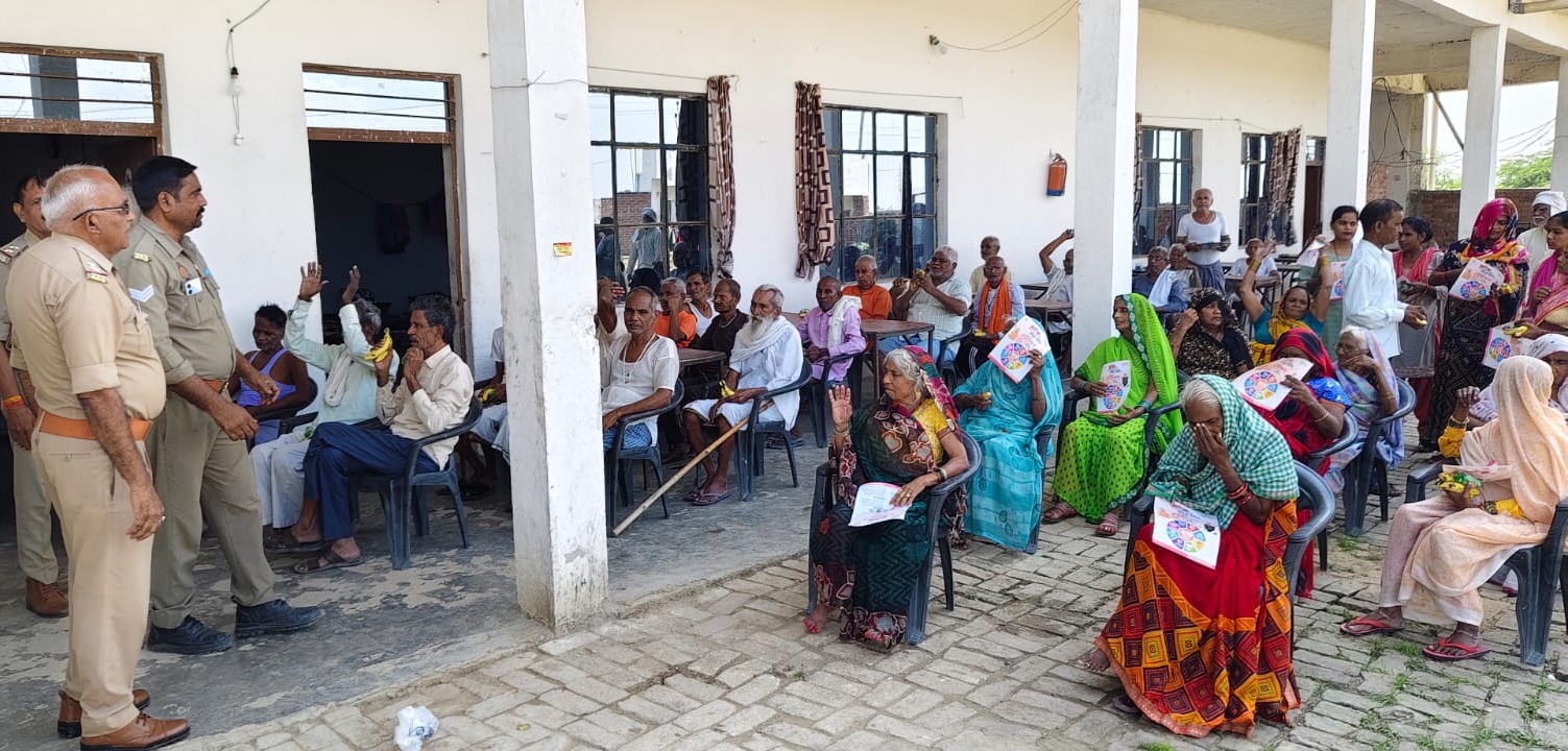 फर्रुखाबाद:थाना नवाबगंज पुलिस द्वारा वृद्धाश्रम सिरौली में महिलाओं को किया गया जागरूक।
