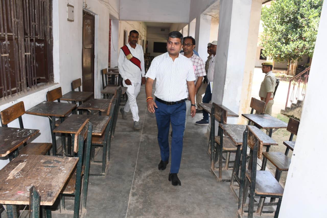 प्रयागराज: जिलाधिकारी ने राज्य/प्रवर अधीनस्थ सेवा प्रारंभिक परीक्षा-2025 व सहायक वन सरंक्षक/क्षेत्रीय वन अधिकारी सेवा-2025 परीक्षा को सकुशल, सुचितापूर्ण एवं नकलविहीन सम्पन्न कराने हेतु परीक्षा केंद्रों का भ्रमण कर चल रही परीक्षा का लिया जायजा
