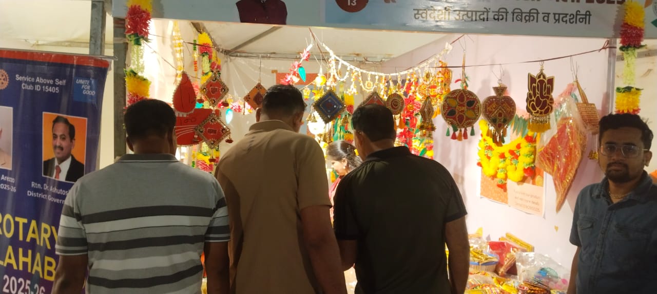 प्रयागराज: स्वदेशी मेले में खरीददारों की भीड़, लोक गायन से कलाकारों ने दर्शकों का मन मोह लिया