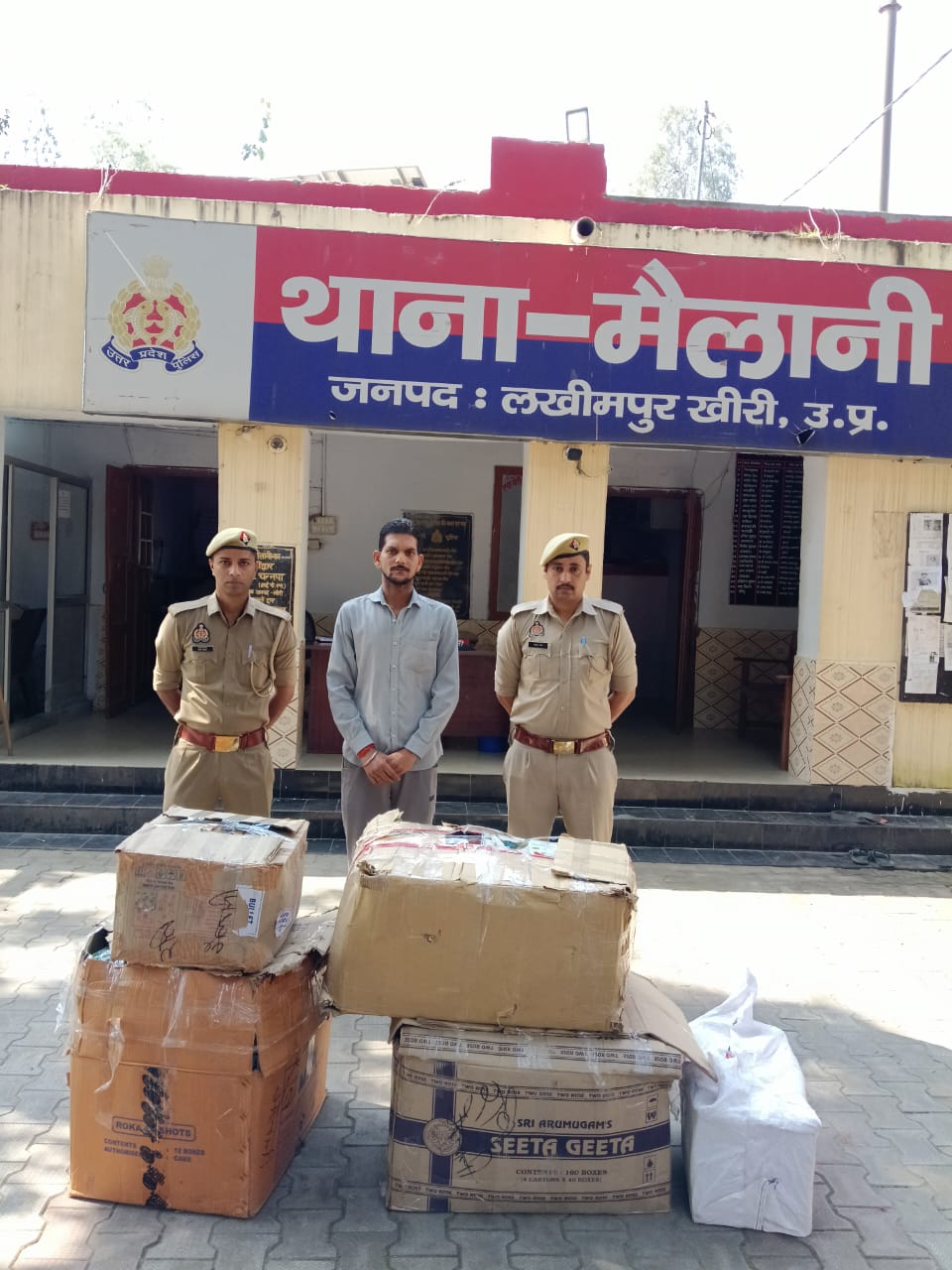 लखीमपुर खीरी : पुलिस ने 94 किलो अवैध पटाखा पकड़ा,एक गिरफ्तार
