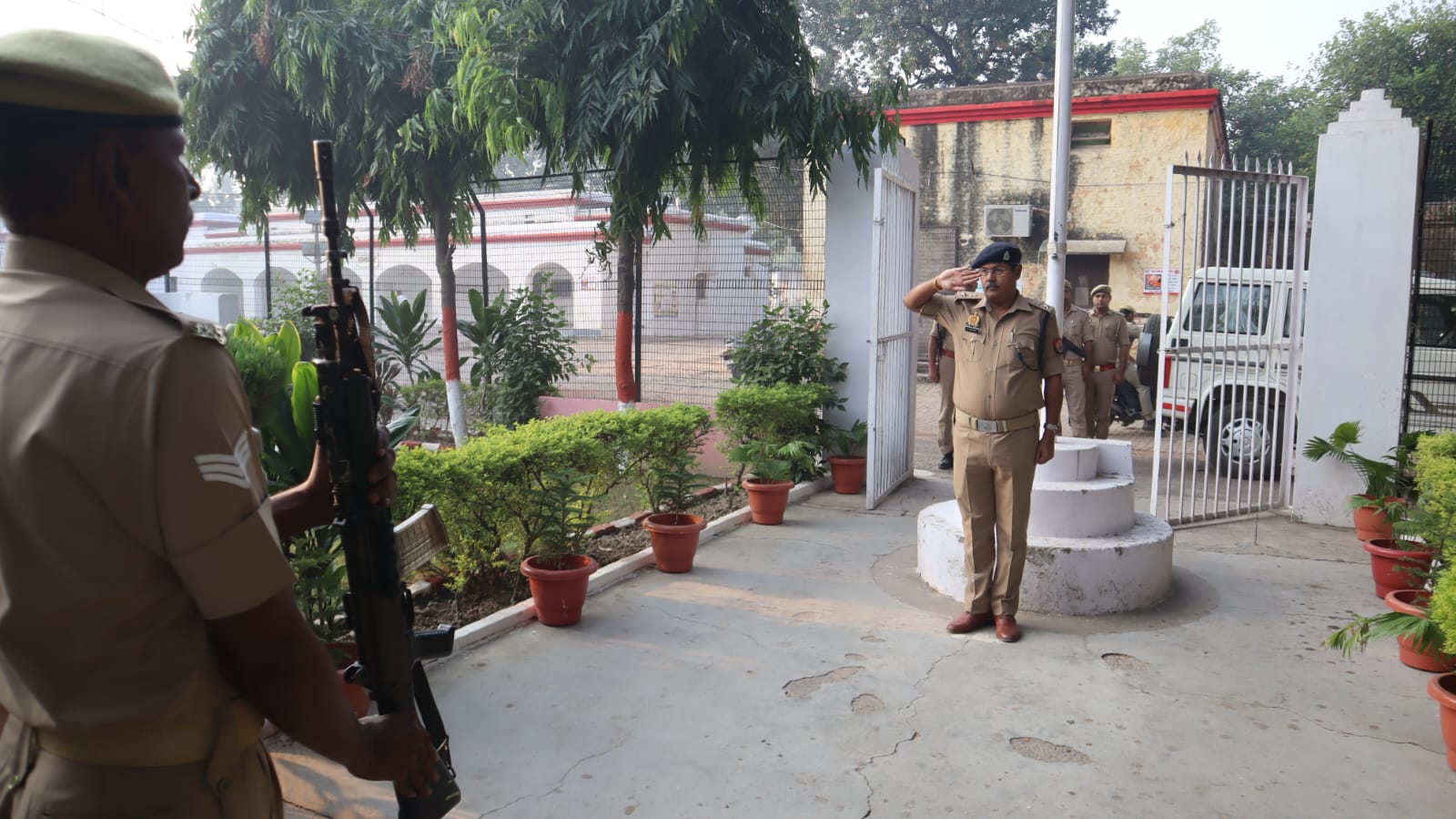 फर्रुखाबाद: अपर पुलिस अधीक्षक ने साप्ताहिक परेड की सलामी ली, अनुशासन और फिटनेस पर दिया जोर