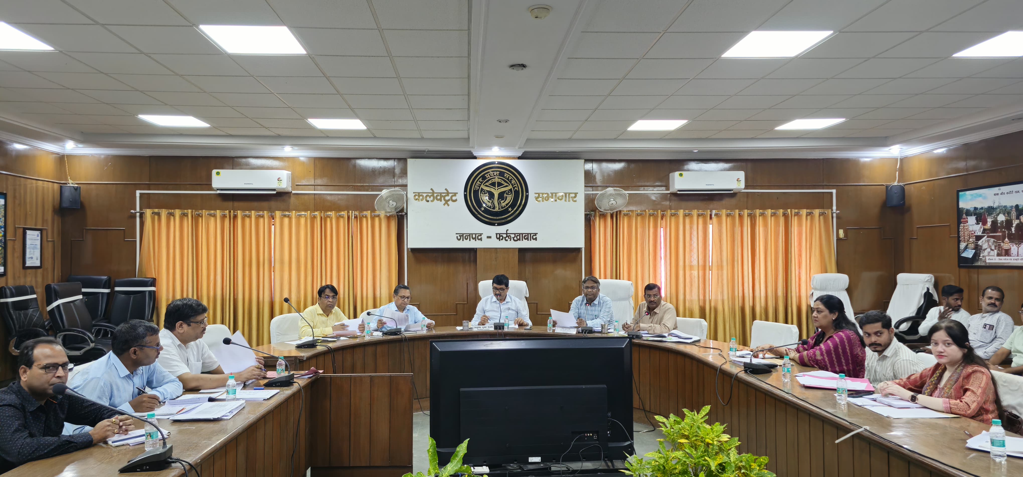 फर्रुखाबाद: 77 निर्माणाधीन परियोजनाओं की समीक्षा, जिलाधिकारी ने दिए सख्त निर्देश