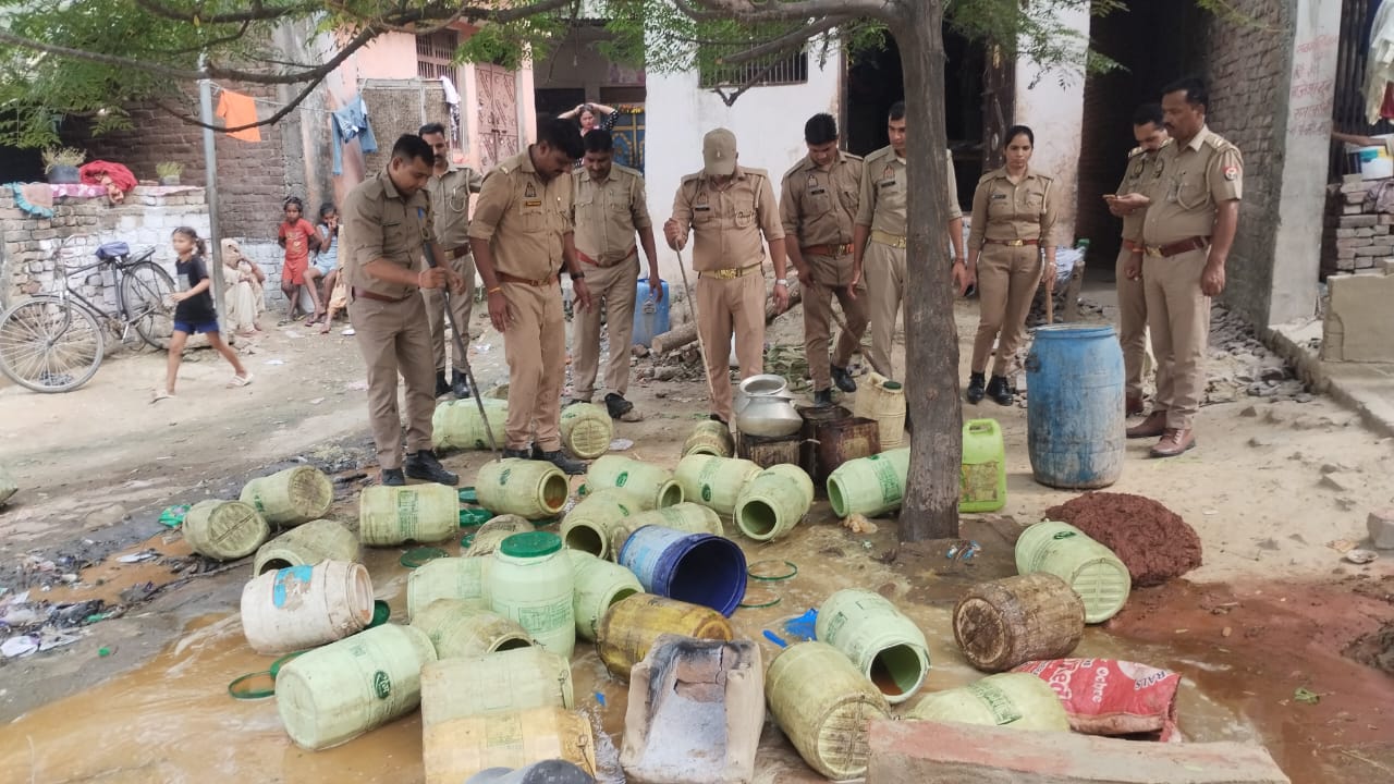 फर्रुखाबाद पुलिस की बड़ी कार्रवाई: 800 किलो अवैध लहन बरामद, मौके पर नष्ट