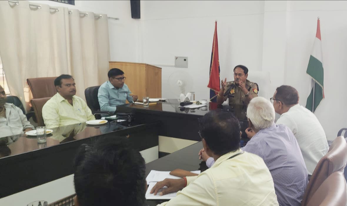 फर्रुखाबाद: व्यापारियों की सुरक्षा एवं समस्याओं के समाधान हेतु अपर पुलिस अधीक्षक ने की गोष्ठी