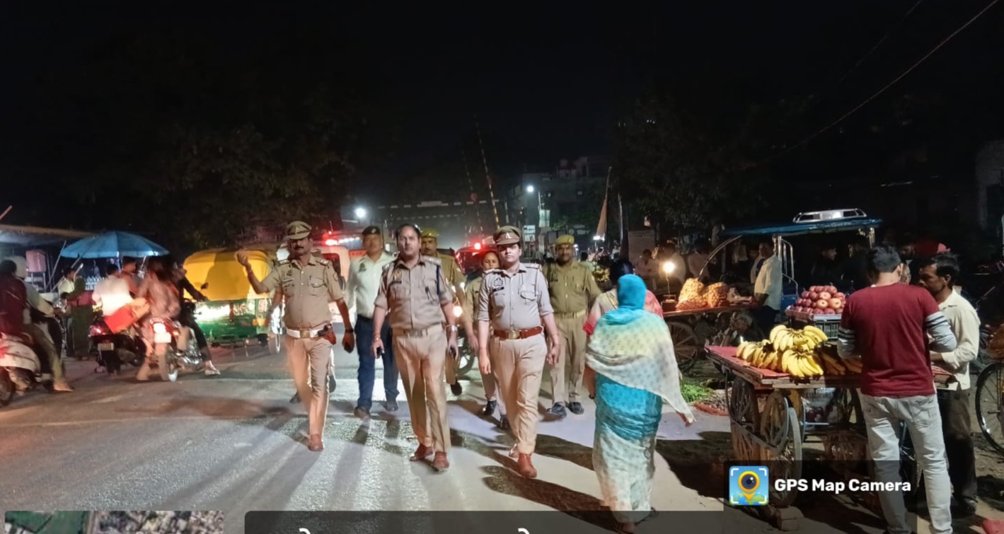 फर्रुखाबाद:पुलिस ने आगामी त्योहारों को लेकर निकाली पैदल गश्त, अपर पुलिस अधीक्षक डॉ. संजय सिंह ने संभाली कमान