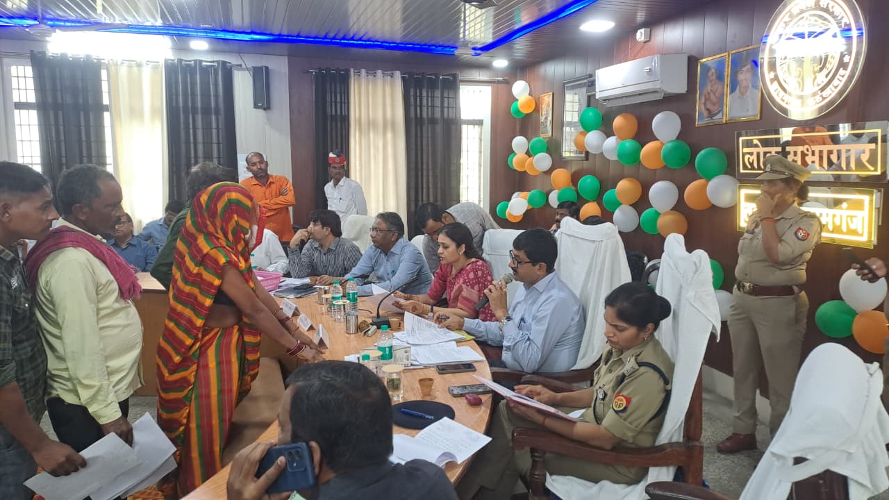 फर्रुखाबाद:सम्पूर्ण समाधान दिवस पर डीएम एवं एसपी ने सुनी जन शिकायतें, अधिकारियों को दिए आवश्यक निर्देश।