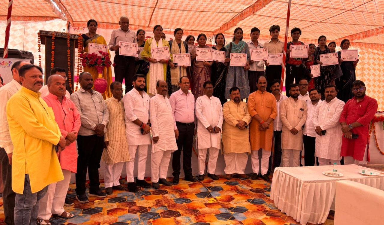 फर्रुखाबाद में स्वदेशी मेला-2025 का भव्य समापन, सांसद मुकेश राजपूत ने किया उत्साहवर्धन