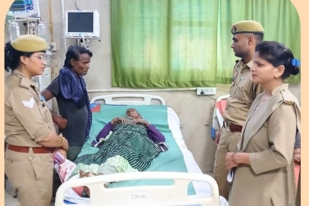 फर्रुखाबाद:मिशन शक्ति टीम ने दिखाई मानवीय संवेदनशीलता: सड़क पर मिली बेहोश बुजुर्ग महिला की जान बचाई