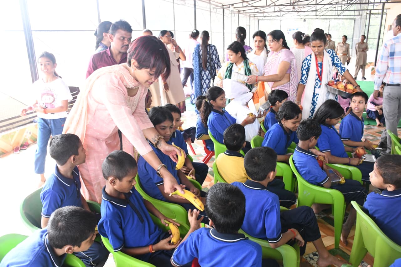 प्रयागराज : जिलाधिकारी ने दीपावली पर्व के अवसर पर राजकीय बाल गृह में रह रहे बच्चों को फल मिठाइयां, नए कपड़े, खिलौने एवं पटाखे वितरित किए