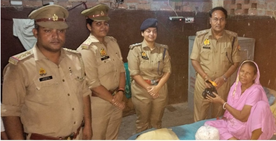 फर्रुखाबाद: अपर पुलिस अधीक्षक एवं क्षेत्राधिकारी नगर ने वृद्धाश्रम पहुंचकर बुज़ुर्गों संग मनाई दीपावली।