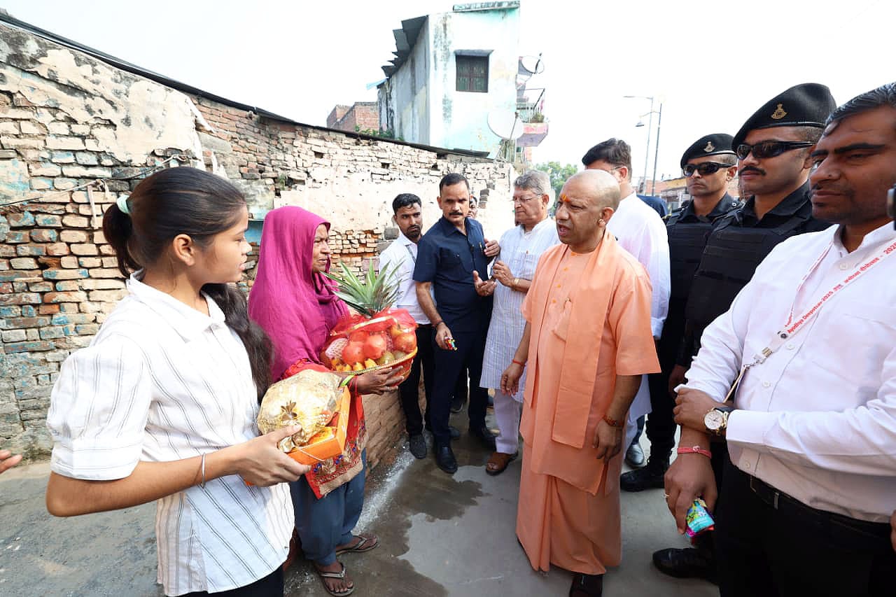अयोध्या:मुख्यमंत्री योगी आदित्यनाथ ने अयोध्या में सफाई कर्मियों, नाविकों और गरीब परिवारों संग मनाई दीपावली