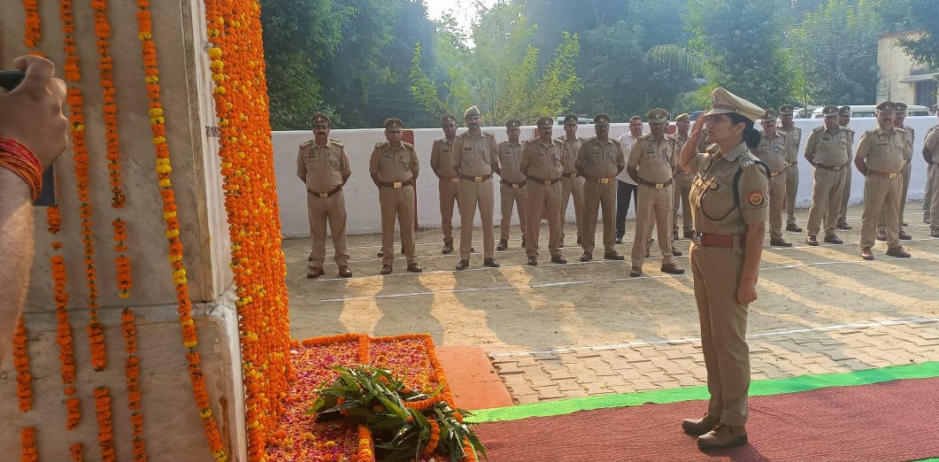 फर्रुखाबाद:पुलिस स्मृति दिवस 2025: शहीद पुलिस कर्मियों को पुलिस लाइन में दी गई श्रद्धांजलि